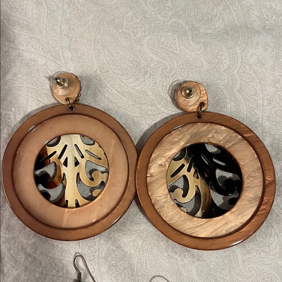 Elegant Gold and Black Chandelier Earrings - Picture 4 of 4